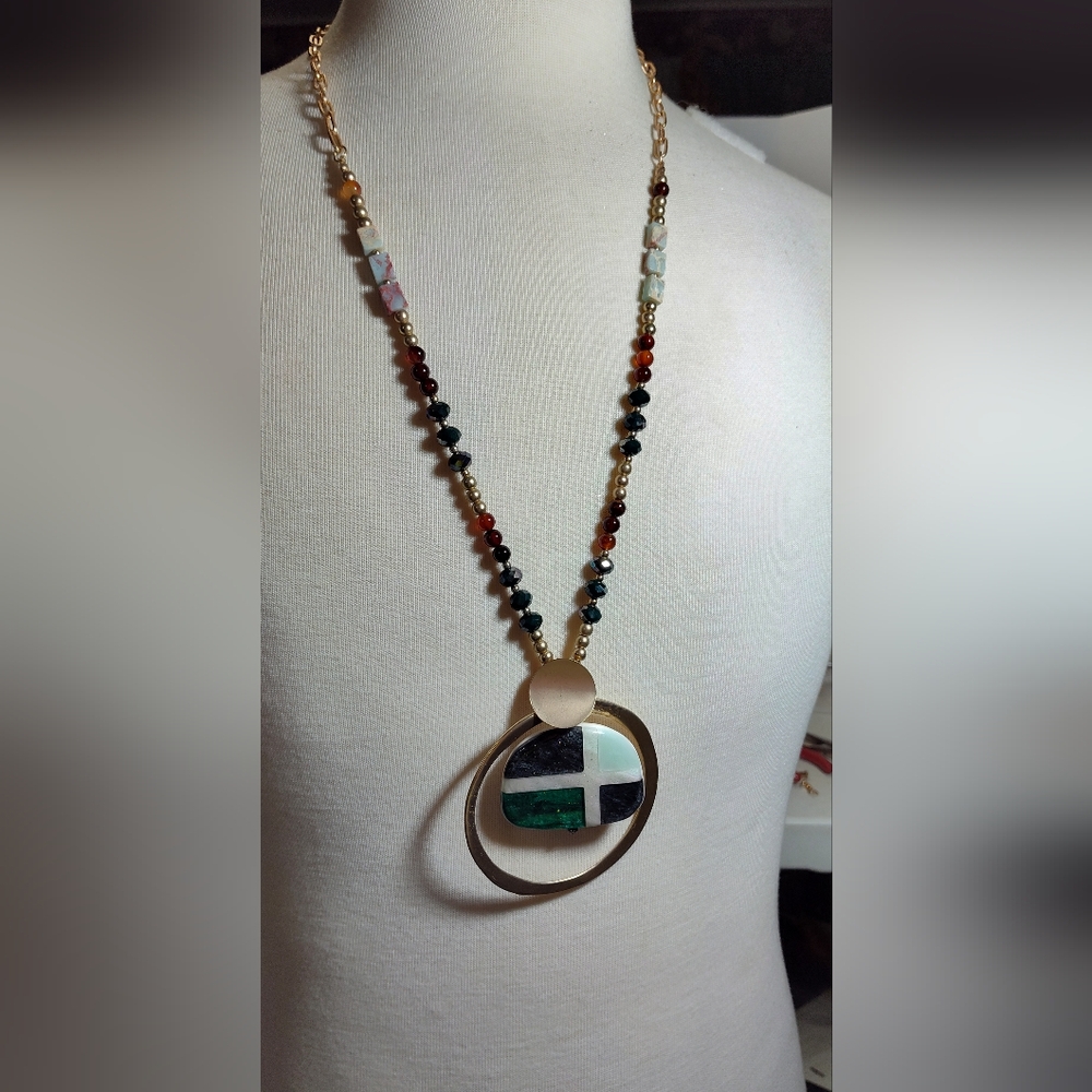 Long Gold Nevklace Multicolor Grren Black Pendant NWOT